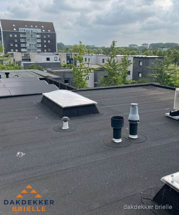 Groot plat dak met lichtkoepel en dakdoorvoeren in Brielle Groot plat dak met lichtkoepel en dakdoorvoeren in Brielle