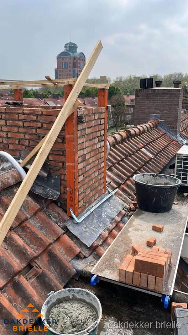 Schoorsteen renovatie met metselwerk op schuin dak in Brielle