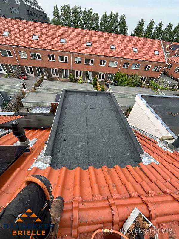 Bitumen dak reparatie op plat dak tussen dakpannen in Brielle Bitumen dak reparatie op plat dak tussen dakpannen in Brielle