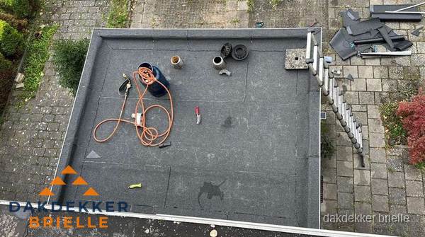 Plat dak met nieuwe bitumen bedekking in Brielle Plat dak met nieuwe bitumen bedekking in Brielle