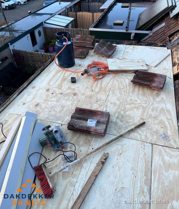 Dakreparatie werkzaamheden op plat dak met gereedschap in Brielle