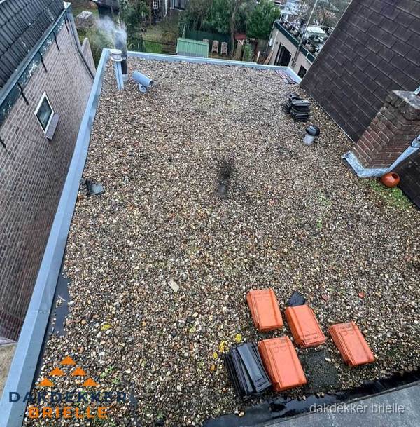 Plat dak met grindballast en dakdoorvoeren in Brielle Plat dak met grindballast en dakdoorvoeren in Brielle
