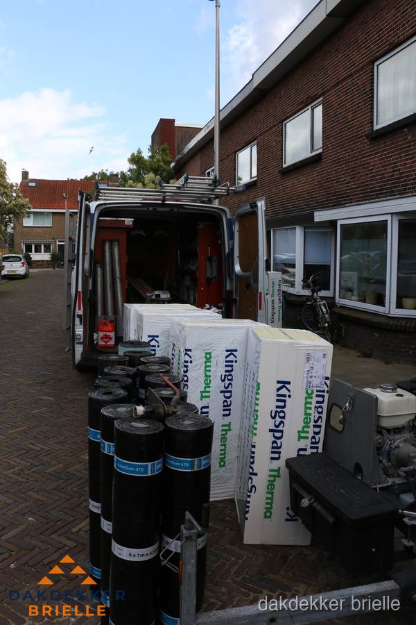 Levering van Kingspan isolatieplaten en bitumenrollen voor dakproject in Brielle