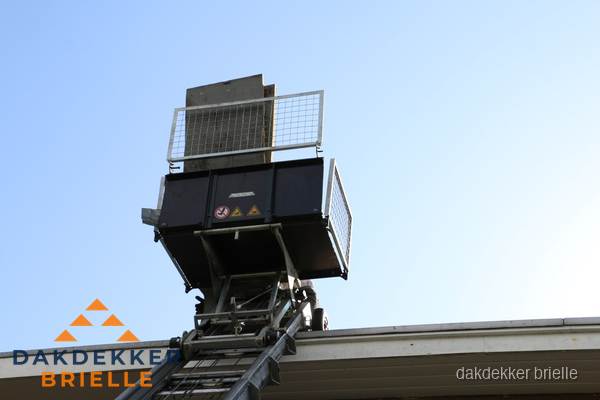 Dakdekkerslift voor materiaal transport bij dakwerkzaamheden in Brielle