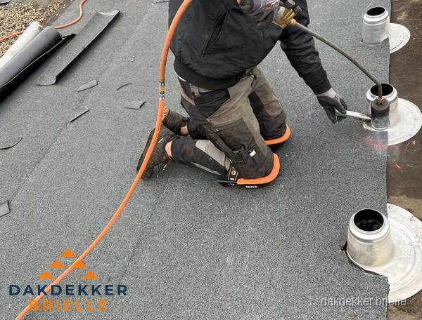 Dakdekker repareert bitumen dakleer bij dakdoorvoer in Brielle Dakdekker repareert bitumen dakleer bij dakdoorvoer in Brielle