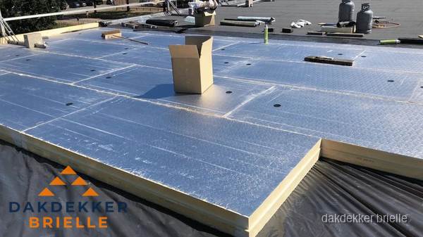 PIR isolatieplaten worden gelegd op plat dak voor dakisolatie in Brielle