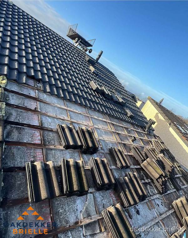 Schuin dak renovatie met nieuwe dakpannen in Brielle