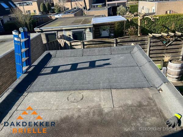 Dakdekker bij bitumen plat dak renovatie in Brielle