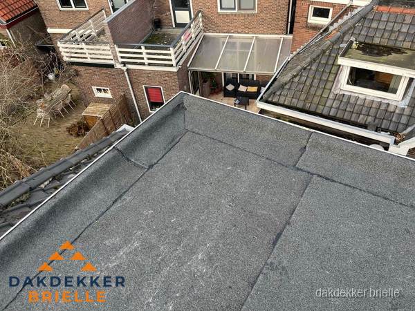 Overzicht plat dak met dakgoot in woonwijk Brielle Overzicht plat dak met dakgoot in woonwijk Brielle