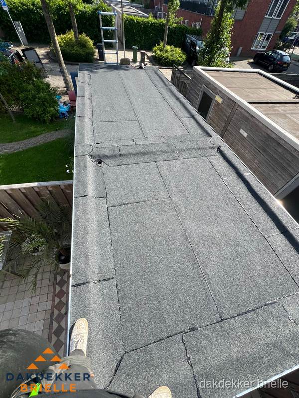 Bitumen plat dak rijtjeswoning vanuit dakdekker perspectief in Brielle Bitumen plat dak rijtjeswoning vanuit dakdekker perspectief in Brielle
