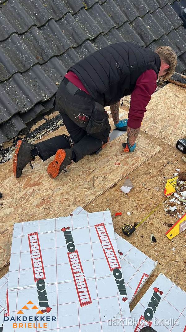 Dakdekker plaatst PIR-isolatieplaten op plat dak in Brielle