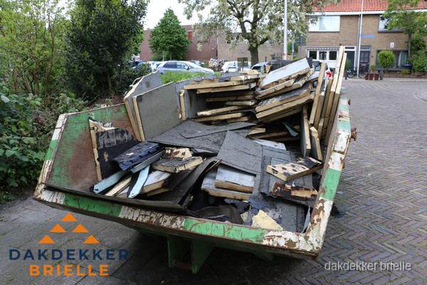 Puincontainer met oud dakmateriaal na dakrenovatie in Brielle