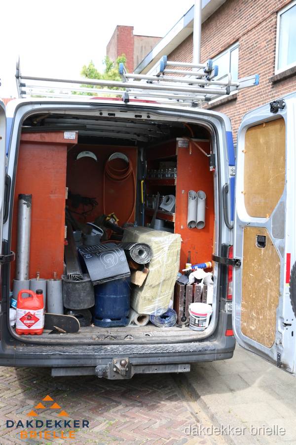 Bedrijfsbus van dakdekker met gereedschap en materialen in Brielle Bedrijfsbus van dakdekker met gereedschap en materialen in Brielle