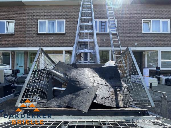 Kosten dakreparatie: dakschade aan flatgebouw in Brielle Kosten dakreparatie: dakschade aan flatgebouw in Brielle