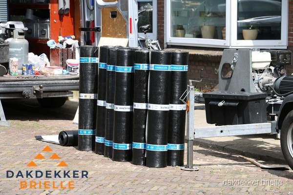 Rollen bitumen dakbedekking klaar voor daklekkage reparatie in Brielle