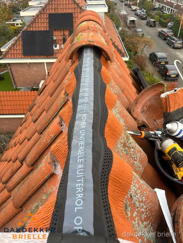 Dakdekker vervangt nokvorst met ruiterrol op pannendak in Brielle Dakdekker vervangt nokvorst met ruiterrol op pannendak in Brielle