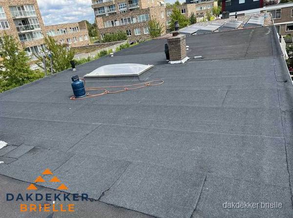 Bitumen dakbedekking op plat dak met lichtkoepel en schoorsteen in Brielle Bitumen dakbedekking op plat dak met lichtkoepel en schoorsteen in Brielle