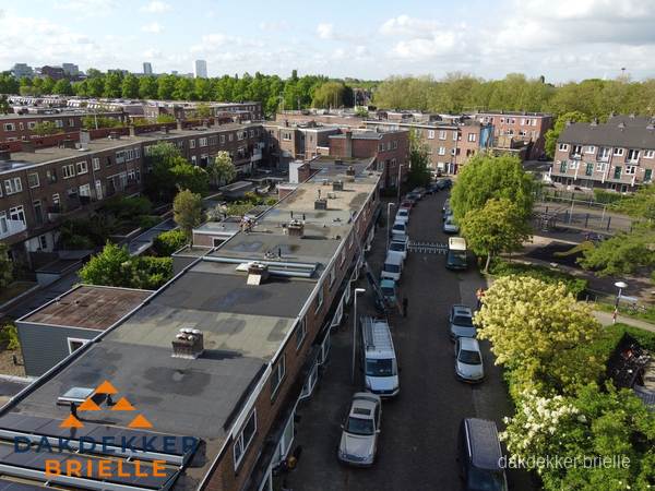 Luchtfoto dakinspectie woonwijk in Brielle