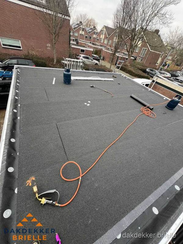 Afgewerkte dakrenovatie met bitumen op plat dak in Brielle