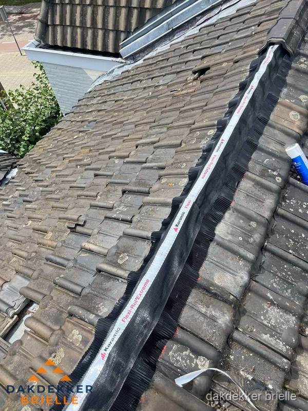 Nokvorst renovatie met Koramic nokrol op schuin pannendak in Brielle