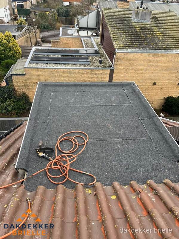 Reparatie aansluiting plat dak en schuin dak in Brielle