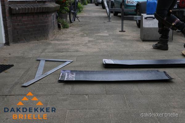 Dakbedekkingsmateriaal en zinkwerk klaargelegd voor reparatie in Brielle