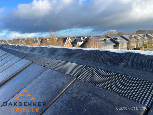 Dakisolatie bij de nok met ventilatieprofiel op schuin dak in Brielle