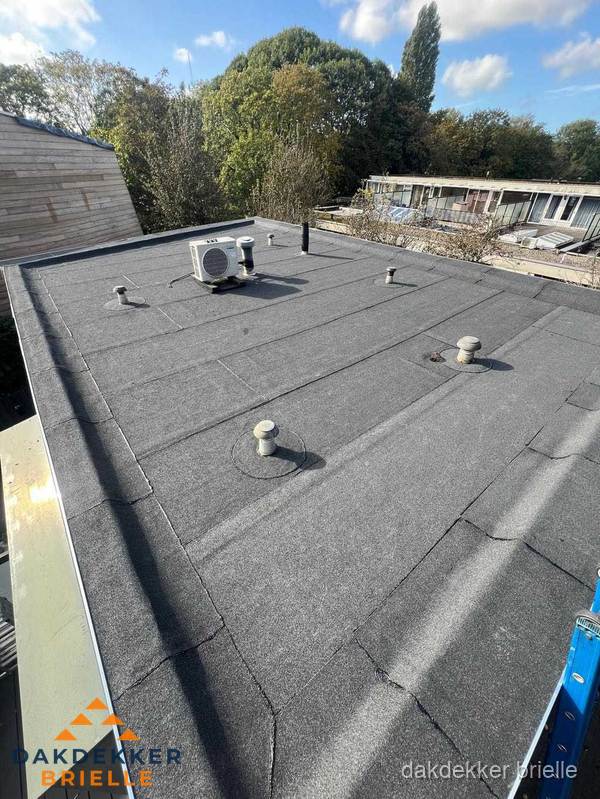Kosten dakdekker: afgewerkt plat bedrijfsdak met bitumen in Brielle