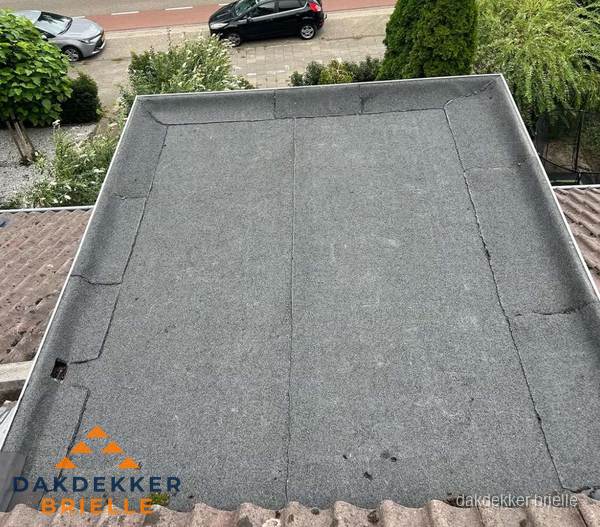 Nieuw aangebrachte bitumen dakbedekking op plat dak in Brielle