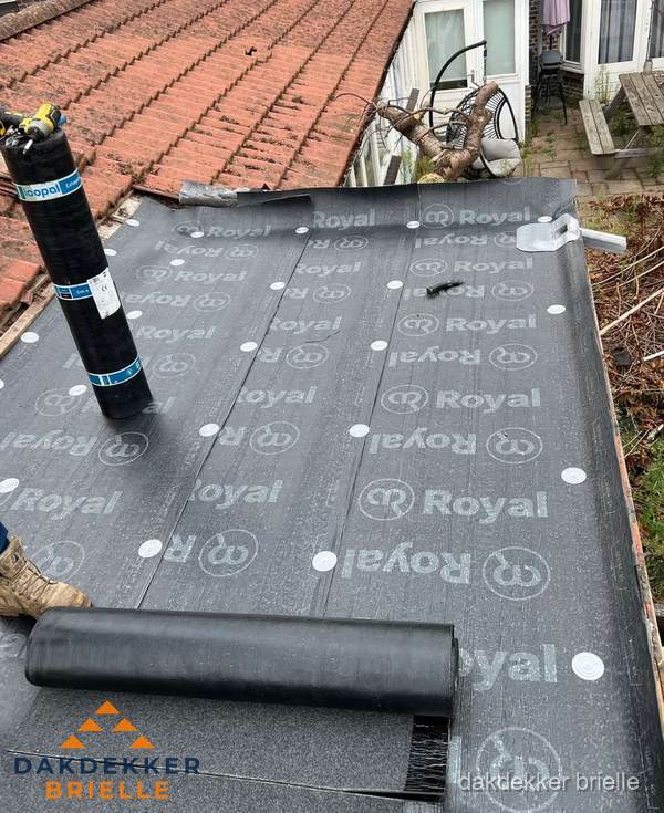 Bitumen dakbedekking leggen op plat dak aanbouw in Brielle