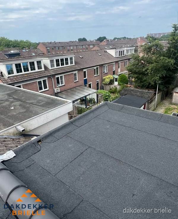 Vernieuwd plat dak met bitumen in woonwijk in Brielle