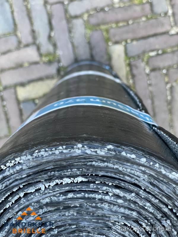 Rol bitumen dakleer met leislag voor plat dak in Brielle