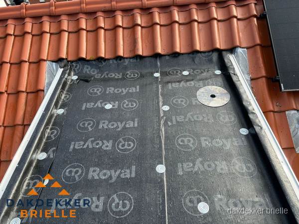 Nieuw dak met dakpannen en Royal onderlaag bij woning in Brielle Nieuw dak met dakpannen en Royal onderlaag bij woning in Brielle