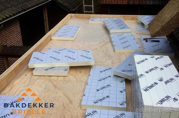 PIR isolatieplaten leggen op plat dak in Brielle