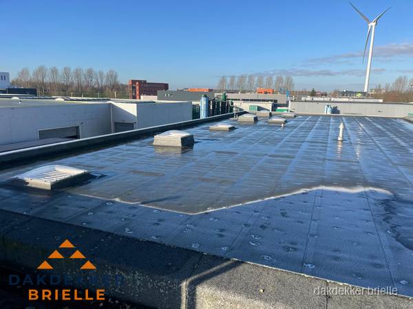 Plat dak bedrijfspand met bitumen dakbedekking en lichtkoepels in Brielle Plat dak bedrijfspand met bitumen dakbedekking en lichtkoepels in Brielle