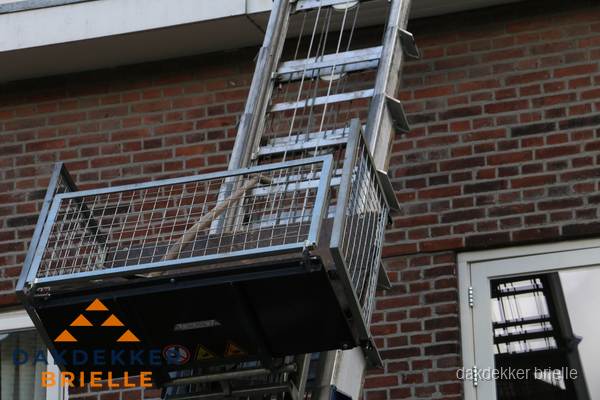 Ladderlift met dakpannen voor dakpan reparatie in Brielle Ladderlift met dakpannen voor dakpan reparatie in Brielle