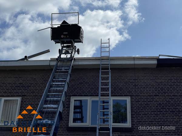 Ladderlift en ladder bij woning voor dakinspectie in Brielle Ladderlift en ladder bij woning voor dakinspectie in Brielle