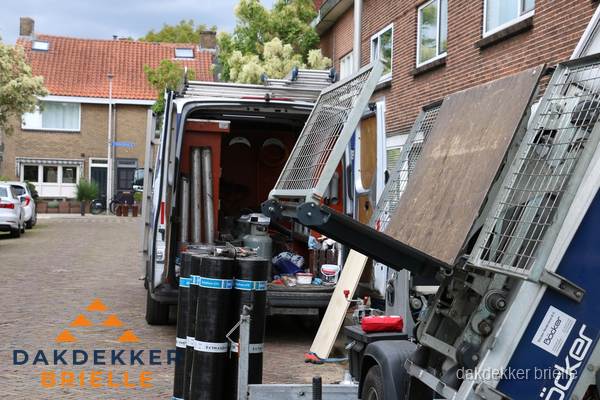 Dakdekkersbusje met materiaal en ladderlift voor dakpannen vervangen in Brielle