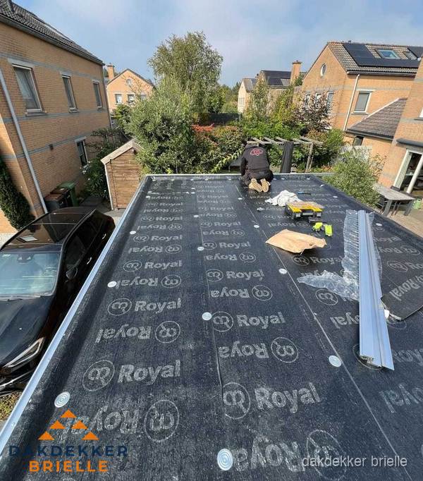 Dakdekker aan het werk op plat dak renovatie in Brielle