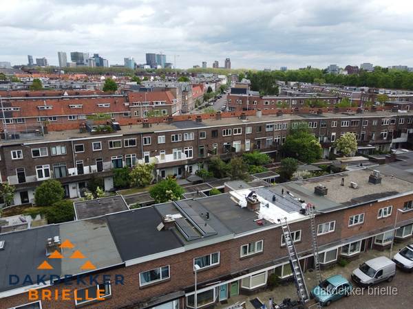 Spoed dakdekker aan het werk op plat dak in woonwijk Brielle Spoed dakdekker aan het werk op plat dak in woonwijk Brielle
