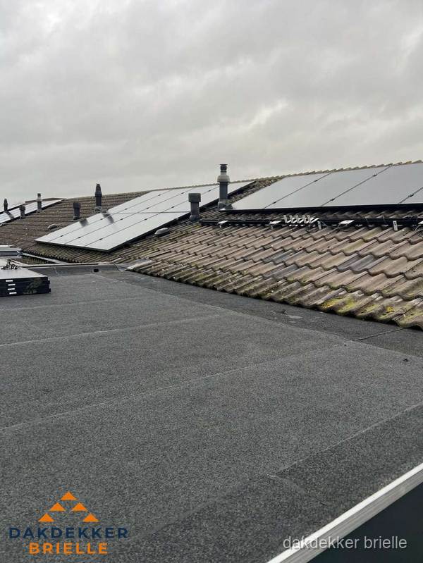 Bitumen dakbedekking op plat dak met aansluitend pannendak en zonnepanelen in Brielle Bitumen dakbedekking op plat dak met aansluitend pannendak en zonnepanelen in Brielle