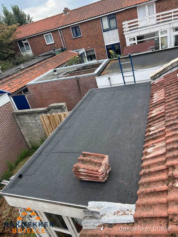 Plat dak aanbouw met bitumen naast schuin pannendak in Brielle Plat dak aanbouw met bitumen naast schuin pannendak in Brielle