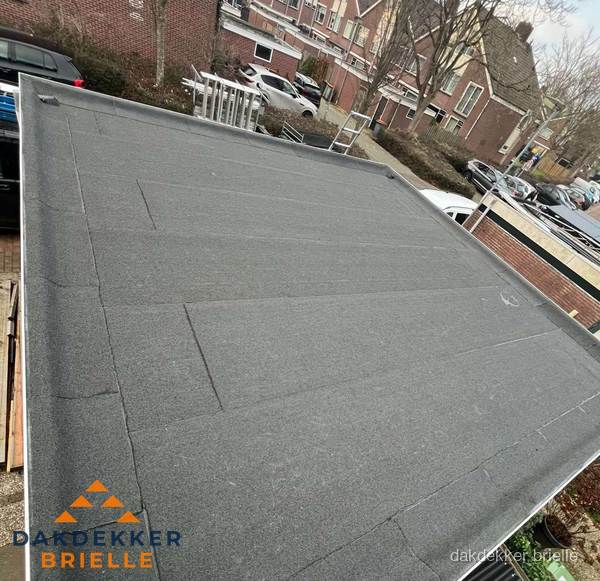 Nieuwe bitumen dakbedekking op plat dak van garage in Brielle Nieuwe bitumen dakbedekking op plat dak van garage in Brielle