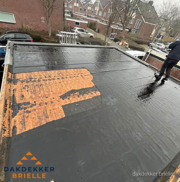 Dakdekker brengt EPDM dakbedekking aan op plat dak in Brielle Dakdekker brengt EPDM dakbedekking aan op plat dak in Brielle