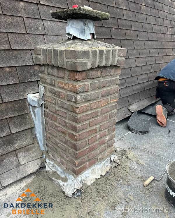 Schoorsteen reparatie met lood en voegwerk op leien dak in Brielle Schoorsteen reparatie met lood en voegwerk op leien dak in Brielle