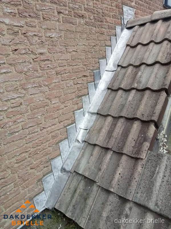 Loodslabben langs dakaansluiting bij bakstenen muur in Brielle Loodslabben langs dakaansluiting bij bakstenen muur in Brielle