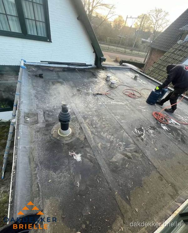 Dakdekker verhelpt daklekkage op plat dak in Brielle Dakdekker verhelpt daklekkage op plat dak in Brielle