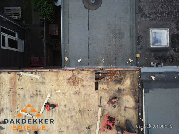 Dakschade en renovatie plat dak vanuit de lucht in Brielle Dakschade en renovatie plat dak vanuit de lucht in Brielle