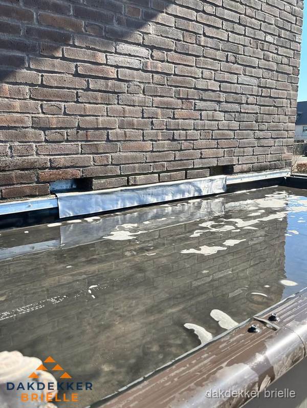 Stilstaand water op plat dak door slechte afwatering in Brielle Stilstaand water op plat dak door slechte afwatering in Brielle