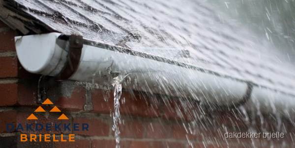 Lekkende dakgoot tijdens regenval in Brielle Lekkende dakgoot tijdens regenval in Brielle
